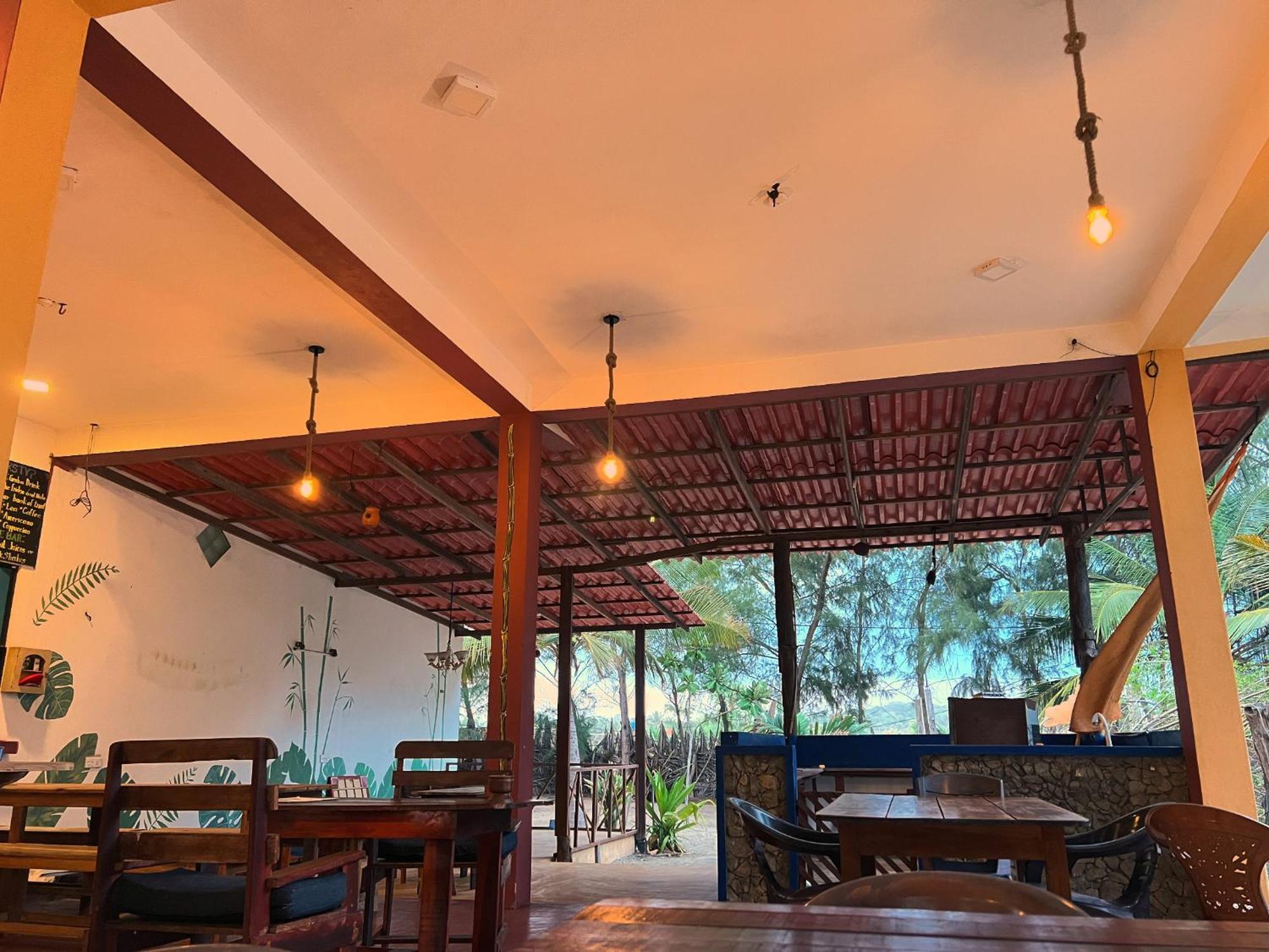 Sand Dune Beach Resort & Surf Camp Baía de Arugam Exterior foto