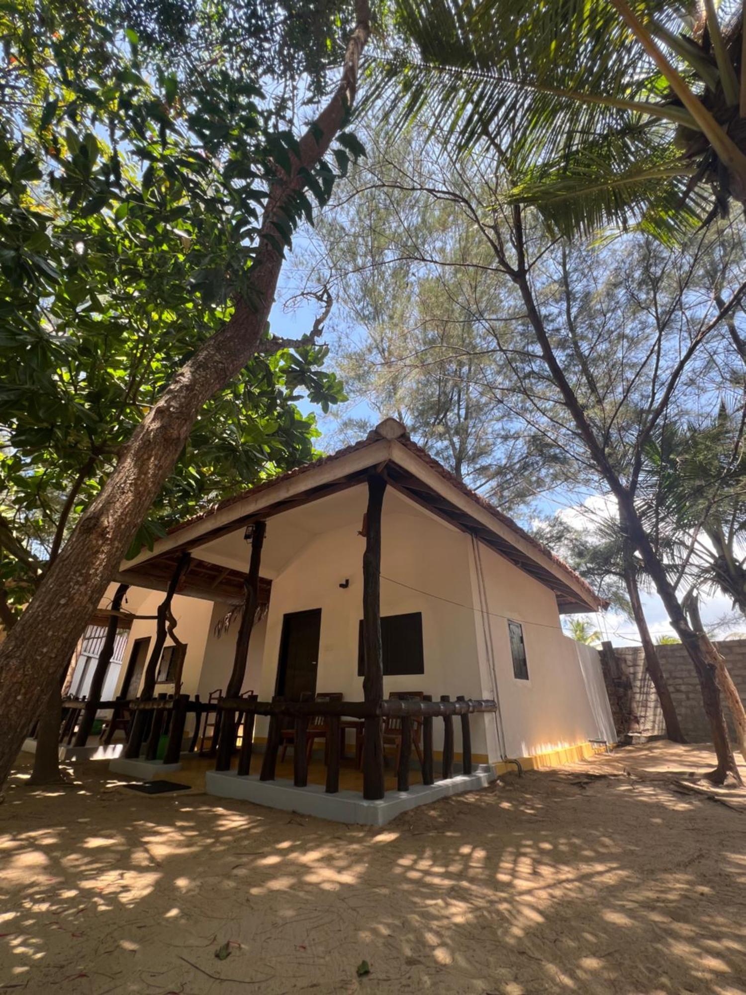 Sand Dune Beach Resort & Surf Camp Baía de Arugam Exterior foto